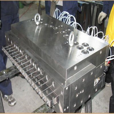 Moulures d'extrusion de panneaux de portes creuses en WPC de 700 mm pour matériaux plastiques sur le marché chinois