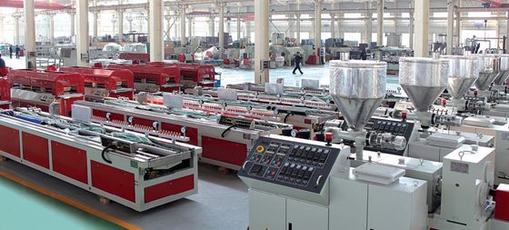 Machine de fabrication de profilés en plastique WPC pour fenêtre et porte