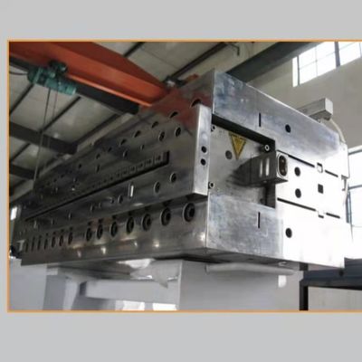 800 mm WPC machine de fabrication de portes moule d'extrusion pour les exigences du client