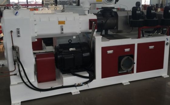 Puissante ligne d'extrusion de panneaux de revêtement de profils WPC de 37 kW pour bois et plastique