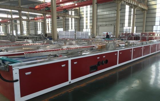 Machine de fabrication de profilés en plastique en PVC WPC pour la fabrication de panneaux de portes intérieures