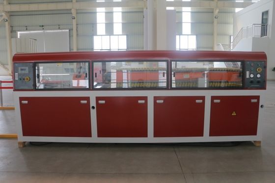 Machine de fabrication de profilés en plastique en PVC WPC pour la fabrication de panneaux de portes intérieures