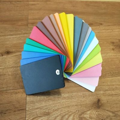 Moulures d'extrusion de panneaux mousseux en PVC/WPC pour traitement de surface de polissage par électroplatage