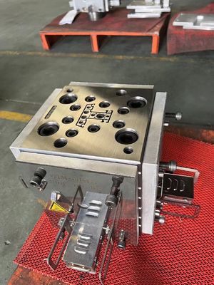 Moule d'extrusion pour deux cavités matrice de mousse en plastique et outil de formage de profilés d'extrusion