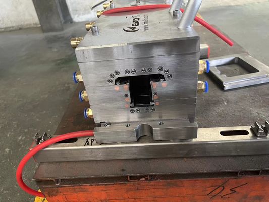 Moule d'extrusion pour deux cavités matrice de mousse en plastique et outil de formage de profilés d'extrusion