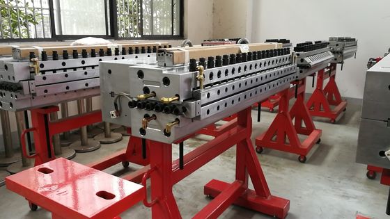 Moule d'extrusion de panneaux en mousse P20 à cavité unique de 1320 mm pour meubles et panneaux publicitaires