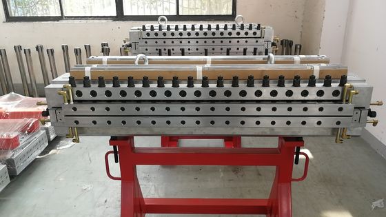 Moule d'extrusion de panneaux en mousse P20 à cavité unique de 1320 mm pour meubles et panneaux publicitaires