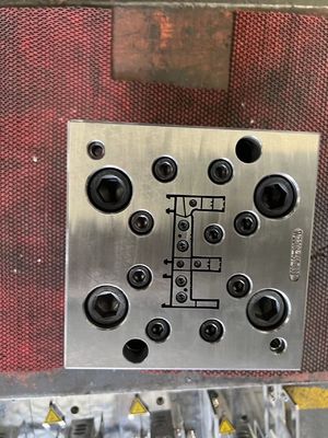 Moulures d'extrusion en PVC pour profilés de planches de base en plastique équipement d'extrusion WPC