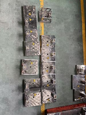 Moulures d'extrusion en PVC pour profilés de planches de base en plastique équipement d'extrusion WPC