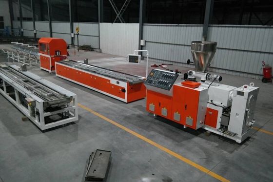 Équipement d'extrusion pour la ligne de production de panneaux de porte en WPC