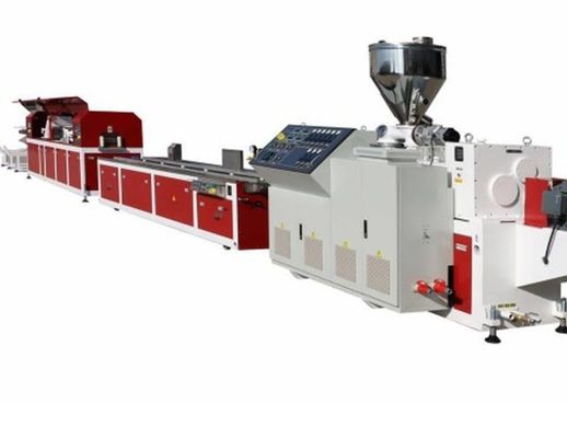 Puissante ligne d'extrusion de panneaux de revêtement de profils WPC de 37 kW pour bois et plastique