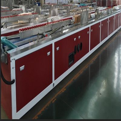 Puissante ligne d'extrusion de panneaux de revêtement de profils WPC de 37 kW pour bois et plastique