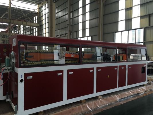 Puissante ligne d'extrusion de panneaux de revêtement de profils WPC de 37 kW pour bois et plastique