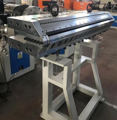 Technologie de la ligne de production d'extrusion de carreaux de toiture en PVC pour la fabrication de tôles de toiture