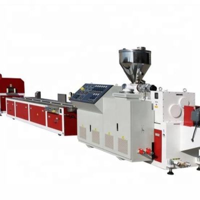 L'extrusion est effectuée sur des planches en bois PP/PE composite en WPC.