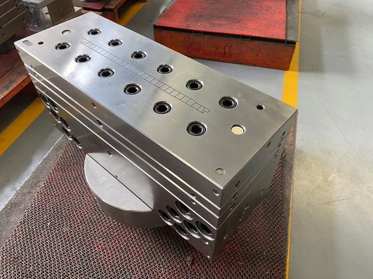 Co-extrusion Wallboard Asa Pc Pe Upvc Profil Extrusion moules sous pression dans le PVC argenté