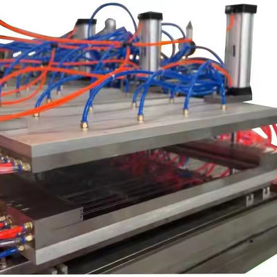 Ligne de production de la machine de fabrication de panneaux de porte creuse en PVC argenté de 1000 mm WPC avec PVC rigide