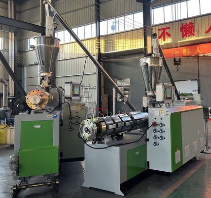 PP Projet clé en main WPC Machine d'extrusion de profilés de revêtement avec solution de déchets de bois