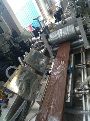 Machine de fabrication de profilés de revêtement en plastique PE WPC à double vis pour 150-200 kg/h Capacité
