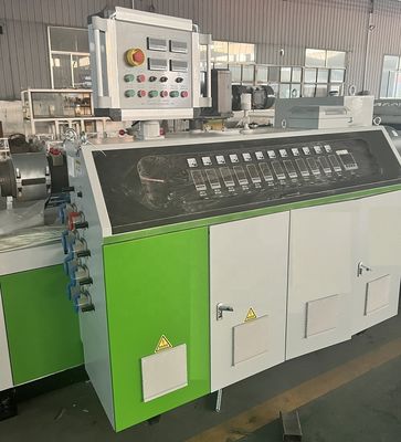Extrudeuse de revêtement de sol en bois plastique composite WPC personnalisable