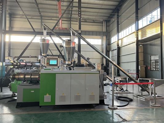 Extrudeuse de revêtement de sol en bois plastique composite WPC personnalisable