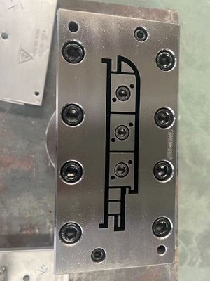 Traitement de surface de polissage par galvanoplastie WPC moule d'extrusion pour cadre de porte OEM WPC