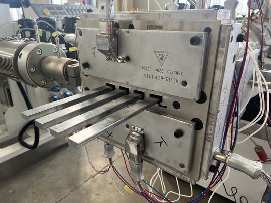 Ligne de production de 150 mm de largeur de plancher pour moules d'extrusion en bois plastique WPC