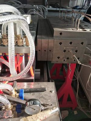 Machine d'extrusion de panneau de porte en UPVC/WPC pour les travaux de construction