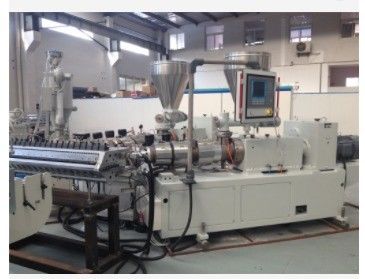Machine à extruder les tôles de toit vitrées en PVC à double vis conique avec ABB Inverte