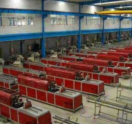 Ligne d'extrusion de profilé de fenêtre en PVC de diamètre de vis de 65/132 mm pour la production de cadres de fenêtre