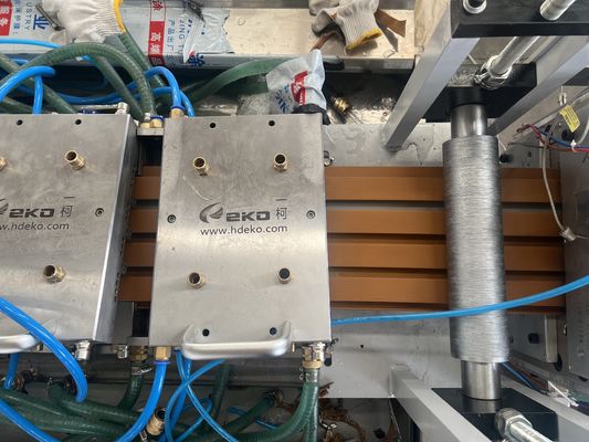 Ligne de machine d'extrusion WPC à double vis conique contre-rotation pour une sortie supérieure