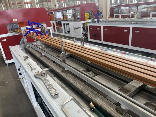 Ligne de machine d'extrusion WPC à double vis conique contre-rotation pour une sortie supérieure