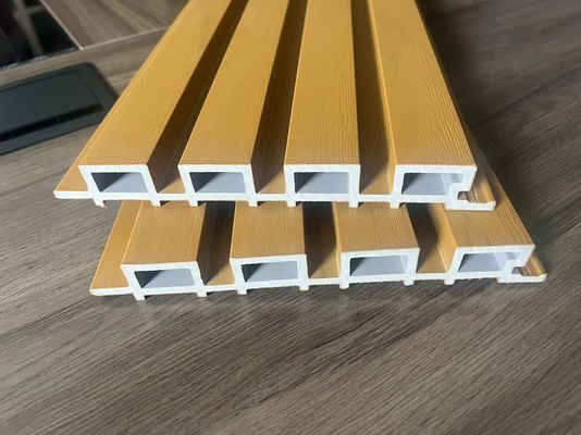 Ligne de machine d'extrusion WPC à double vis conique contre-rotation pour une sortie supérieure