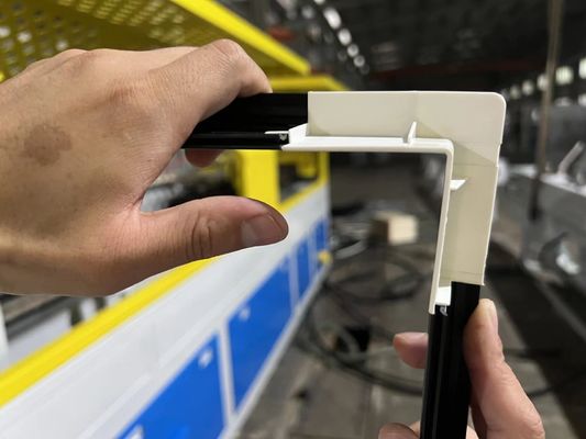 Finition argentée UPVC moule de bande de bordure de porte avec conception personnalisée et matériau 3CR17