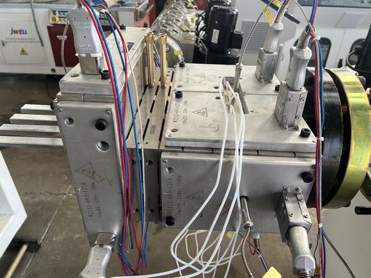 Machine de fabrication de panneaux de plafond en PVC à double vis conique à contre-rotation à haute productivité