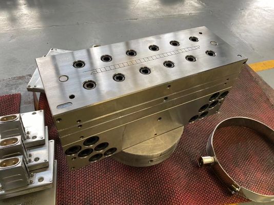 Moule de produit ménager pour l'extrusion de profilés de fenêtre en PVC personnalisés en couleur argentée