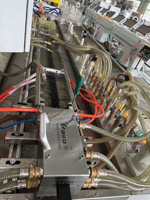 Moulures d'extrusion à profil de verrouillage de porte en PVC en bois argenté et en plastique pour produits ménagers