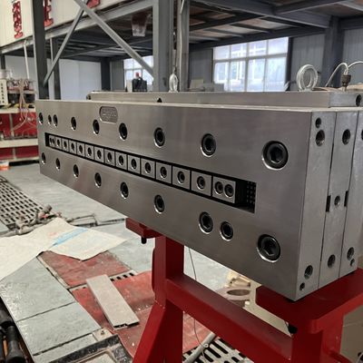 L'extrusion de moule de polissage de galvanoplastie pour la ligne de production de panneaux muraux en WPC