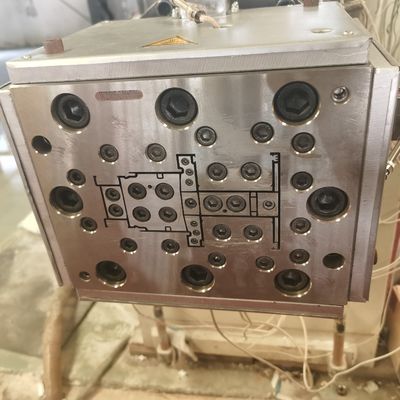 Série 80 Moule de cadre de fenêtre en plastique UPVC pour produits ménagers Moule de profils en argent