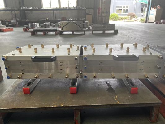 3CR17 Matériau de moule Moule d'extrusion de profilé PVC pour la formulation précise d'une extrudeuse à double vis