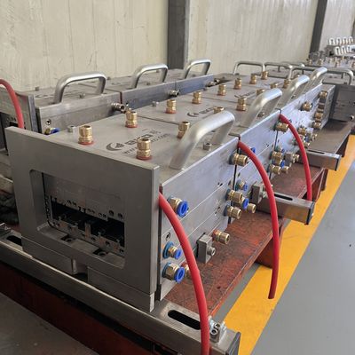 Ligne d'extrusion de moule à cadre de fenêtre en UPVC de taille personnalisée avec polissage par galvanoplastie