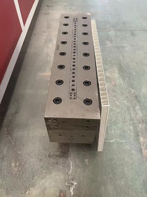 1 calibrateur d'extrusion en plastique en PVC à cavité matrice pour le moule de panneau de porte en PVC en taille personnalisée