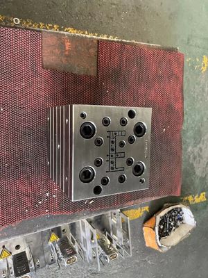 Outils de cadre en PVC conçus par AutoCAD pour le moulage des sols et le revêtement en plastique des panneaux muraux