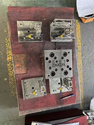 Outils de cadre en PVC conçus par AutoCAD pour le moulage des sols et le revêtement en plastique des panneaux muraux