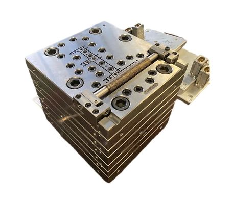 Machine de moulage par extrusion de fenêtres en PVC à coextrusion avec traitement de surface par galvanoplastie