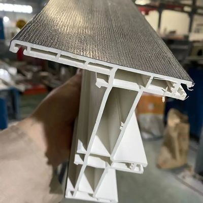 Machine de moulage par extrusion de fenêtres en PVC à coextrusion avec traitement de surface par galvanoplastie