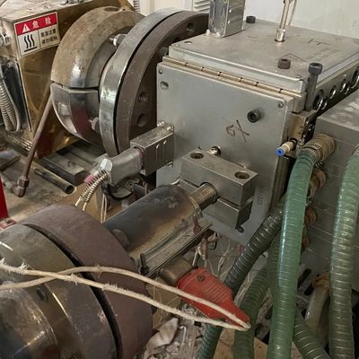 Machine de moulage par extrusion de fenêtres en PVC à coextrusion avec traitement de surface par galvanoplastie