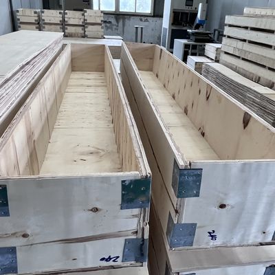 Machine de moulage par extrusion de fenêtres en PVC à coextrusion avec traitement de surface par galvanoplastie