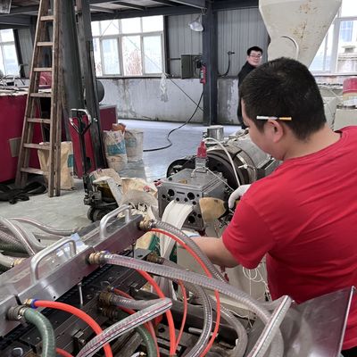 Machine d'extrusion de profilés de fenêtres et de portes en PVC de pointe pour les produits ménagers