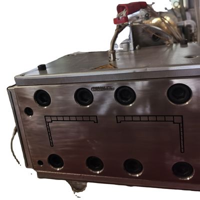 Deux cavités de moule à matrices d'extrusion d'argent pour façonner le cadre de porte en UPVC et le revêtement en argent